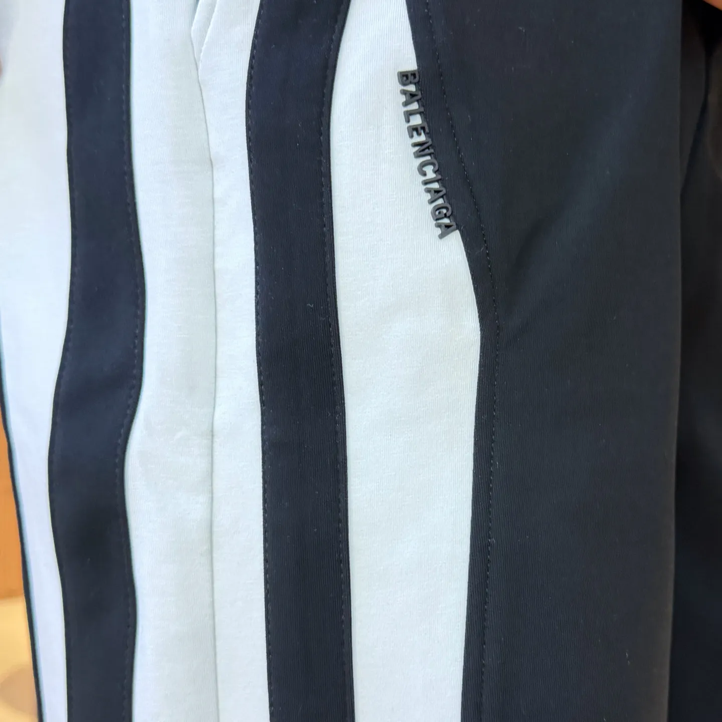 Balenciaga's three-standard complete 2026 summer New Arrival men's casual shorts, advanced custom-made Breathable fabric, Breathable fabric, extremely stretchy and comfortable, impeccable details, top-grade accessories, original logo design concept, delicate and soft feel! The upper body fit is awesome! Size: M-XXXL Please state your height and weight when ordering